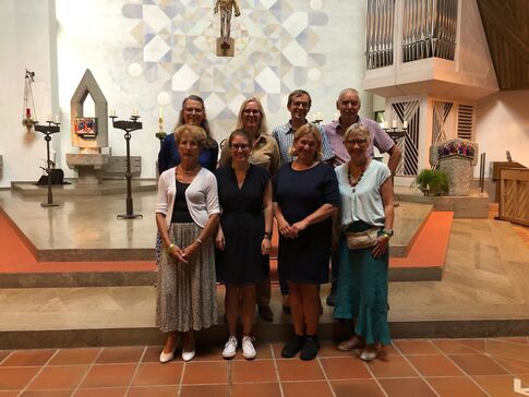 Das Organisationsteam aus Immenstaad mit dem Andere Zeiten-Team in der Kirche St. Jodokus.