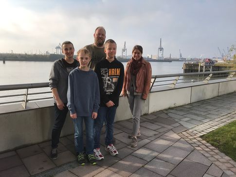 Fünf Menschen vor dem Hamburger Hafen