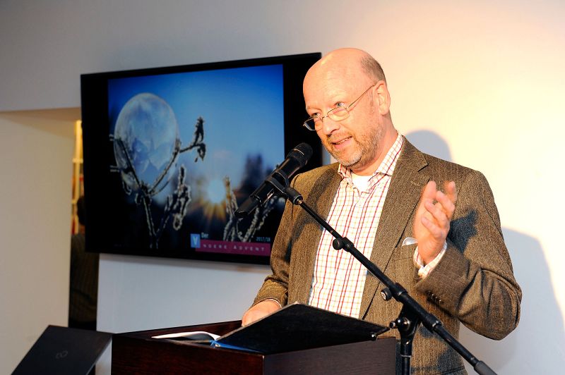 EKD-Kulturbeauftragte Johann Hinrich Claussen hält die Andacht Johann Hinrich Claussen, der Kulturbeauftragte der EKD hält die Andacht. Sein Thema: Seifenblasen, passend zum Kalendermotiv
