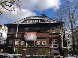 Das Haus in der Fischersallee mit dem Banner der diesjährigen Fastenaktion.