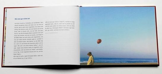 Doppelseite aus dem Buch Freude. Ein Bild von einem Mann am Meer, hinter ihm ein Ball in der Luft.
