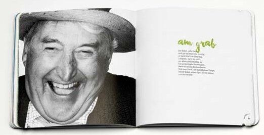 Eine Doppelseite aus dem Buch als ob. Links ein Schwarz-weiß-Foto eines lachenden Mannes, rechts ein Text mit dem Titel "Am Grab".