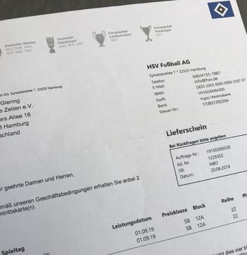 Der Lieferschein für zwei Tickets für den HSV mit der schwarz-blauen Raute oben rechts im Briefkopf