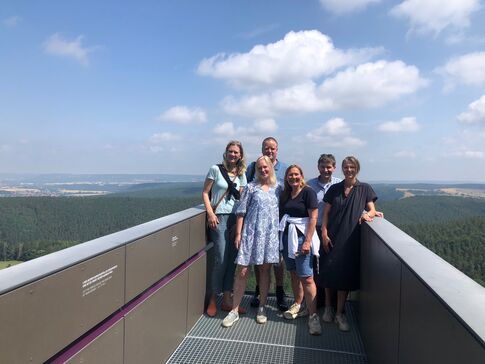 Pfarrerin Elisabeth Wedding und Diakon Michael Serbe mit dem Andere Zeiten-Team auf einem Aussichtspunkt.