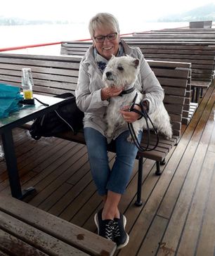 Eine Frau mit Hund auf einem Ausflugsschiff auf dem Bodensee