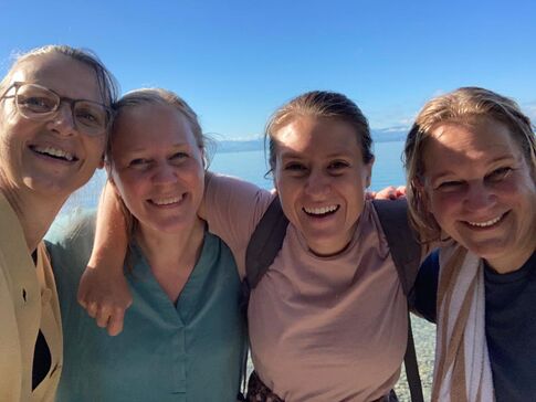 Sabine Henning, Sarah Seifert, Linda Giering und Iris Macke vor dem Bodensee.