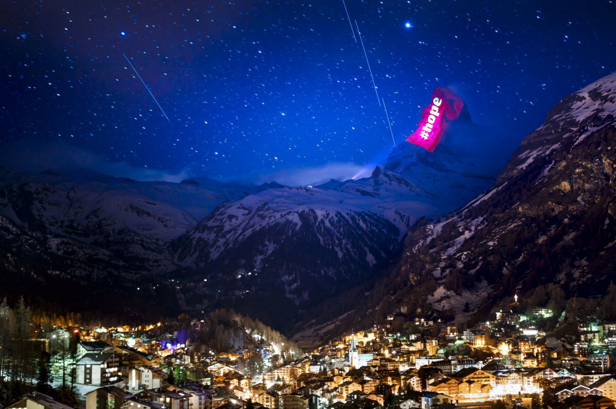 Der Titel des Anderen Advent 2020 zeigt den nächtlichen Blick auf das Matterhorn, auf dessen Spitze #hope projiziert ist.