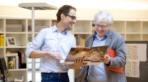 Betrachten die aktuelle Ausgabe des Anderen Advent: Frank Hofmann und Hinrich C. G. Westphal