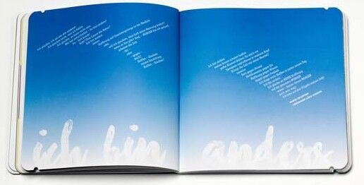 Eine Doppelseite aus dem Buch als ob: Farbverlauf von Weiß nach Blau, unten der Schriftzug "ich bin anders".