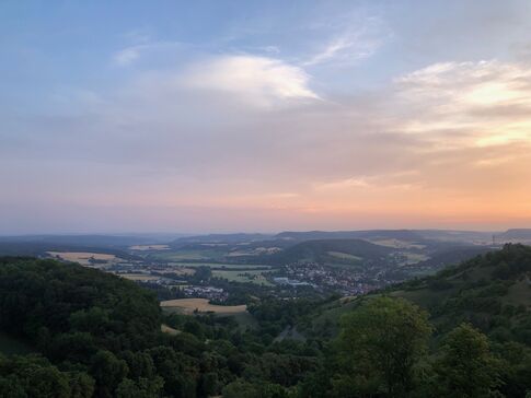 Blick von der Leuchtenburg auf Kahla bei Sonnenuntergang.