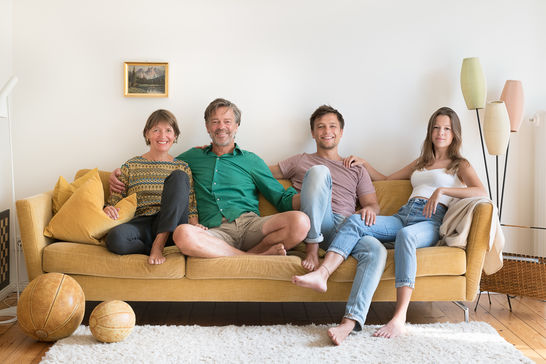 Vierköpfige Familie beim Familienfoto auf dem Sofa