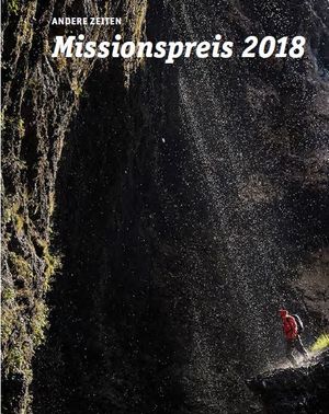 Ein Wanderer an einem Wasserfall: das Titelbild für den Missionspreis 2018