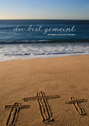 Der Titel der Osterhandreichung zeigt einen Strand, im Hintergrund das Meer. In den Sand sind drei Kreuze gemalt.