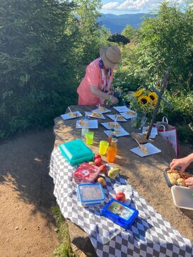 Farbenfrohes Picknick auf einer karierten Decke auf dem Altar am Silberberg.