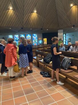 Menschen im Gespräch in der Kirche St. Jodokus.