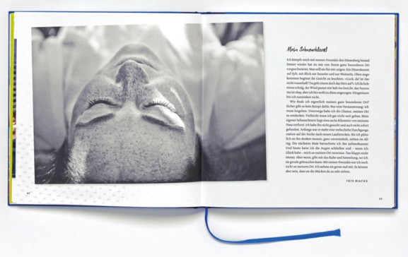 Die Doppelseite aus dem Buch Andere Orte zeigt ein Schwarzweiß-Foto einer schlafenden Frau mit Sommersprossen. Daneben ein Text.