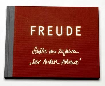 Das Buchcover von "Freude" ist dunkelrot. In Gold steht der Schriftzug "Freude. Schätze aus 20 Jahren Der Andere Advent" darauf.