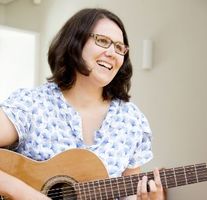 Kirsten Westhuis hat viele Lieder mit der Gitarre eingespielt