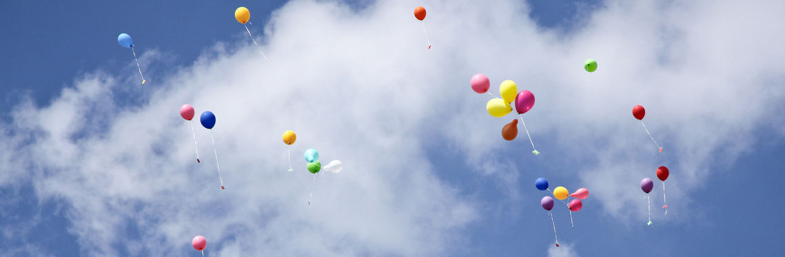 Bunte Ballons steigen in den Himmel