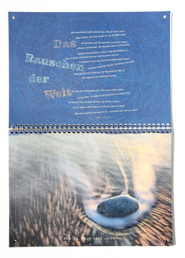 Die Seite des Anderen Advent zeigt oben Text auf blauem Hintergrund, darunter das Bild eines Steins im Nebel; www.anderezeiten.de