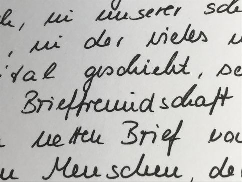 Eine Nahaufnahme eines handgeschriebenen Briefes