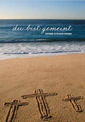 Der Titel der Osterhandreichung zeigt einen Strand, im Hintergrund das Meer. In den Sand sind drei Kreuze gemalt.
