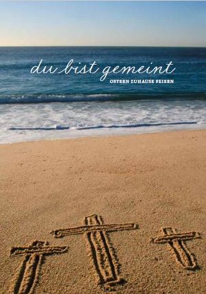 Der Titel der Osterhandreichung zeigt einen Strand, im Hintergrund das Meer. In den Sand sind drei Kreuze gemalt.