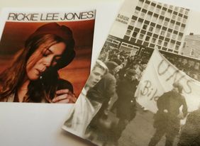 Eine Foto des Plattencovers von Rickie Lee Jones und ein Schwarz-Weiß-Bild einer Studentendemonstration.