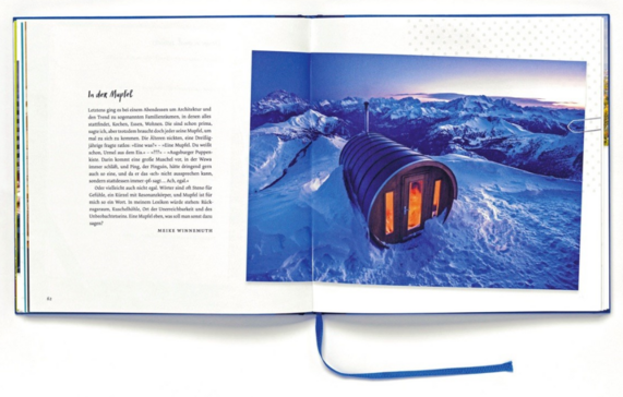 Die Doppelseite aus dem Buch Andere Orte zeigt ein Foto einer bewohnten Holztonne im Schnee. Links steht der Text "In der Mupfel".