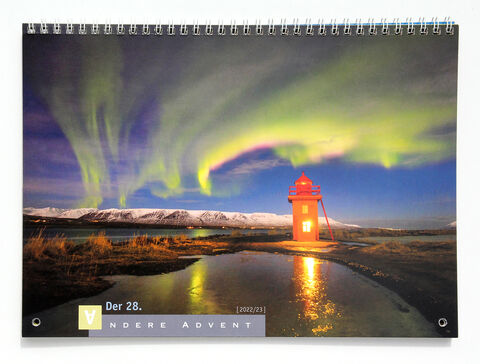 Der Titel des Anderen Advent 2022 zeigt einen roten Leuchtturm in Island, am Himmel grüne Polarlichter; www.anderezeiten.de