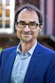 AZ-Chefredakteur Frank Hofmann vor Backsteinhaus