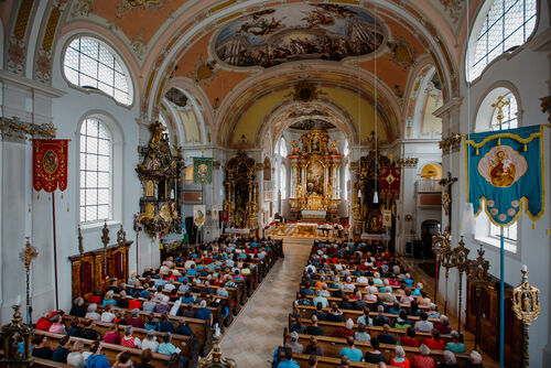 Ein Blick von der Empore in die vollbesetzte Kirche mit 500 Menschen.