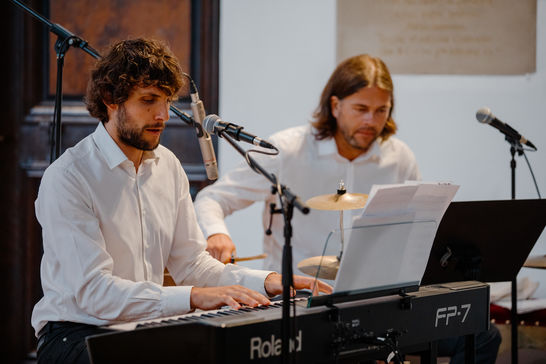 Die Musiker Maruan Sakas am Keyboard und Manuel Hansen an der Percussion.