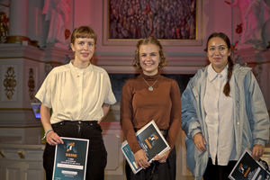 Die Gewinnerinnen Eva Burmeister, Charlotte Florack, Ronya Othmann (v.l.) stehen nebeneinander mit den Urkunden in der Hand.