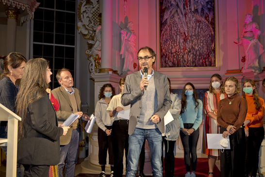 AZ-Chefredakteur Frank Hofmann im Kreis der Teilnehmenden und der Jury im Altarraum