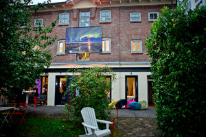 Das Redaktionshaus in der Donnerstraße 7a von außen, mit dem Banner des Anderen Advent 2022 an der Fassade.