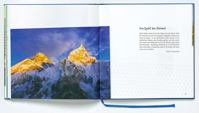Die Doppelseite aus dem Buch Andere Orte zeigt ein Foto von beleuchteten, schneebedeckten Berggipfeln. Dazu ein Text.