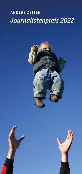 Das Foto zeigt in die Luft gestreckte Arme und ein Baby, das in den Himmel geworfen wird.