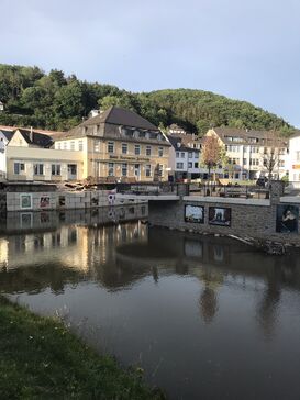 Von der Flut beschädigte Häuser am Fluss in Gemünd.