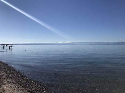 Ein Sonnenstrahl fällt auf das klare Wasser des Bodensees.