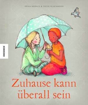 Zwei Kinder sitzen unter einem Regenschirm, darüber fliegt rechts oben im Bild ein Vogel. Unter den Kinder der Schriftzug "Zu Hause kann überall sein".