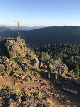 Das Gipfelkreuz und der Blick ins Tal vom Silberberg in Bodenmais.