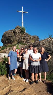 Andere Zeiten-Team mit Katrin Ertl und Matthias Schricker vor dem Gipfelkreuz des Silberbergs.