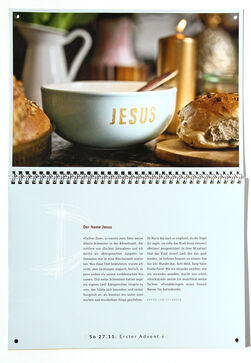 Die Seite des Anderen Advent zeigt eine Müslischale auf dem Küchentisch, darauf das Wort "Jesus"; www.anderezeiten.de